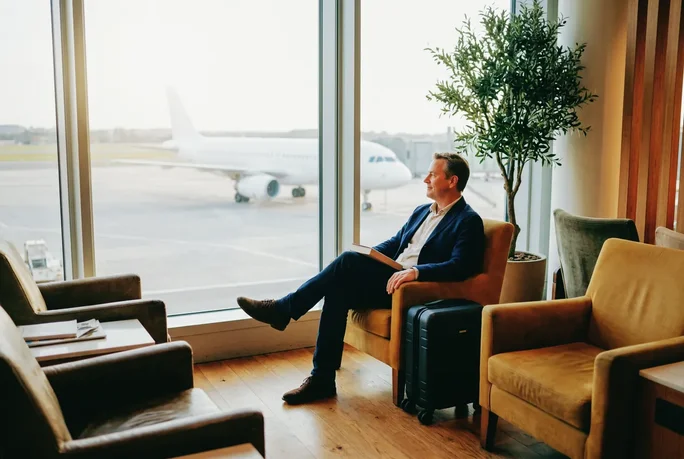 Airport-Lounge mit Priority Pass: Darstellung einer Person, Sessel und Sofa