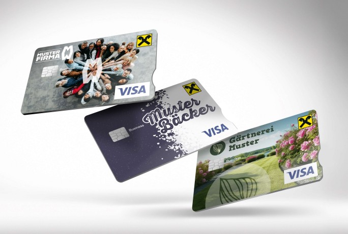 Drei Visa-Karten werden mit unterschiedlichen Motiven gezeigt. Eine Karte zeigt eine Gruppe vielfältiger Menschen in Freizeitkleidung, eine weitere präsentiert ein Bäckerei-Motiv mit dem Text „Muster Bäcker“ und die dritte hebt eine Gartenlandschaft mit Blumen und dem Text „Gärtnerei Muster“ hervor. Auf allen Karten ist das Raiffeisen-Logo zu sehen.